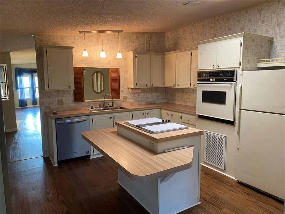 For Sale: $114,900 (2 beds, 2 baths, 1428 Square Feet)
