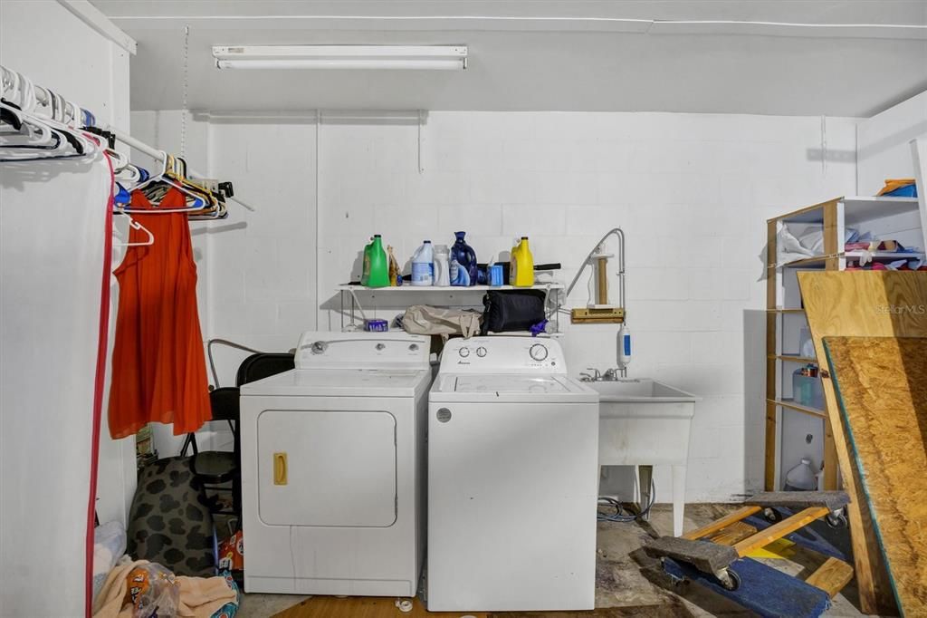 Active With Contract: $211,500 (3 beds, 2 baths, 1420 Square Feet)