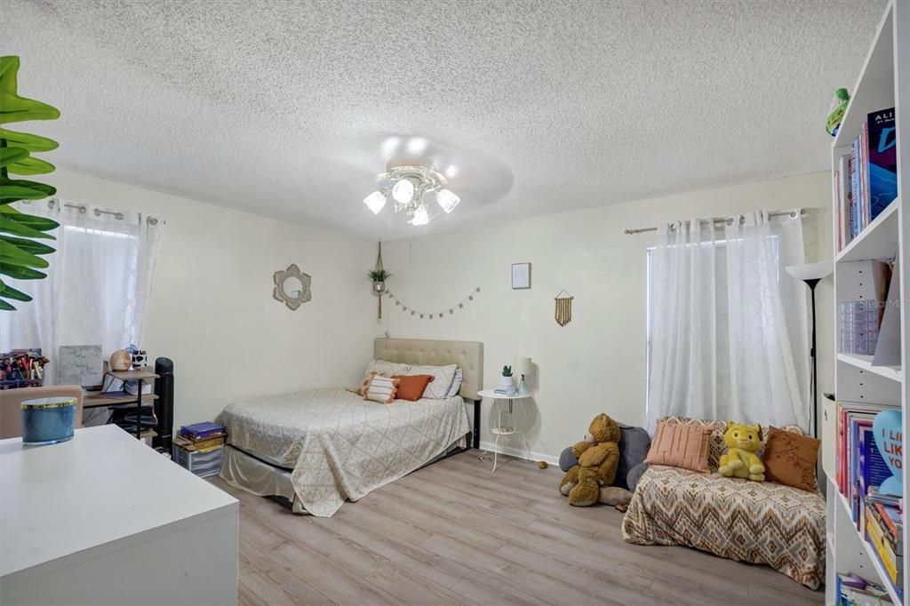 Active With Contract: $211,500 (3 beds, 2 baths, 1420 Square Feet)