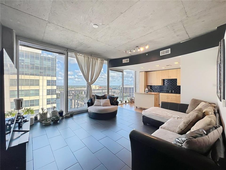 For Sale: $227,000 (1 beds, 1 baths, 837 Square Feet)