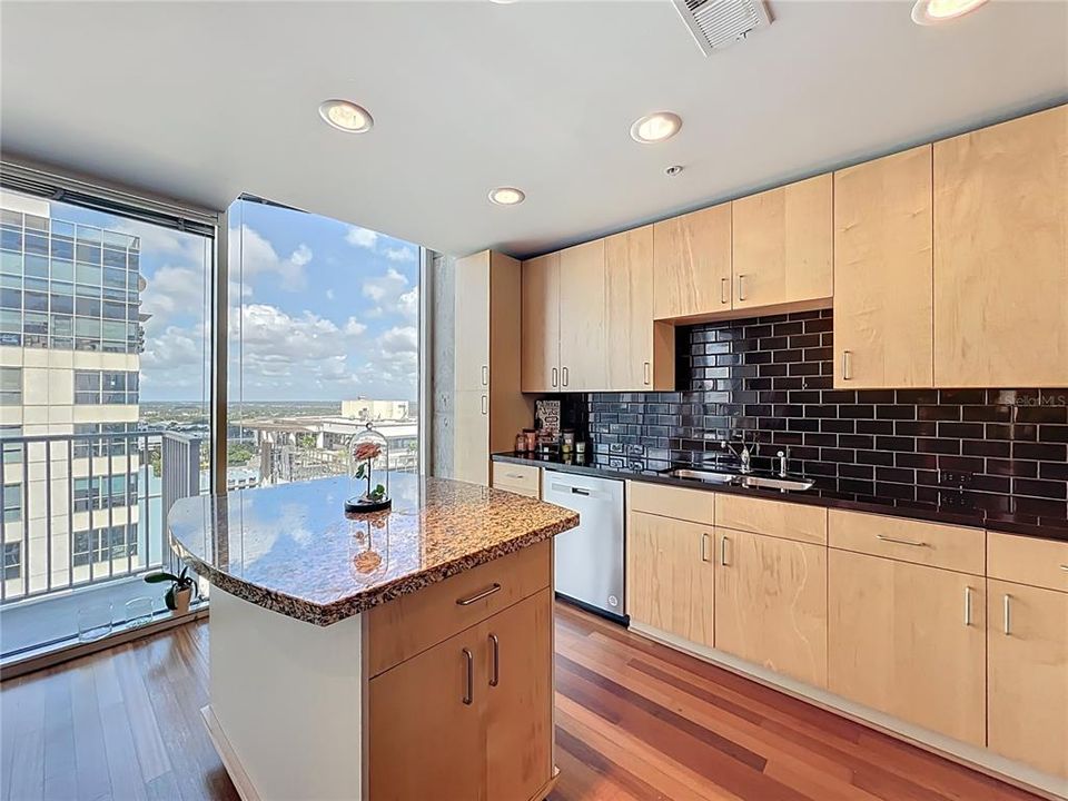 For Sale: $227,000 (1 beds, 1 baths, 837 Square Feet)