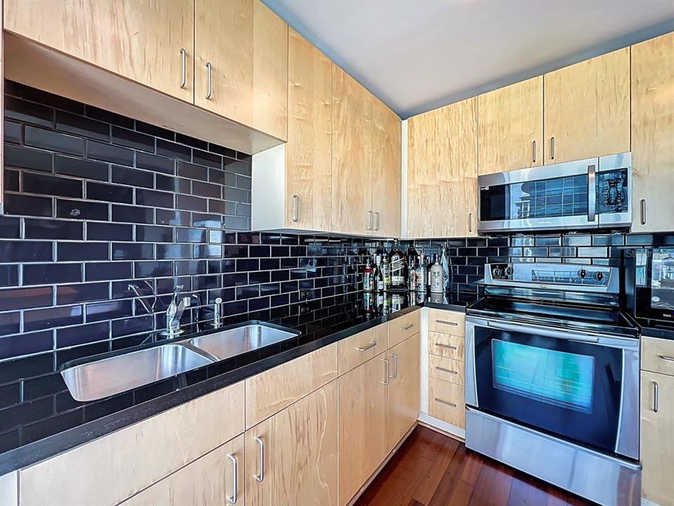 For Sale: $227,000 (1 beds, 1 baths, 837 Square Feet)