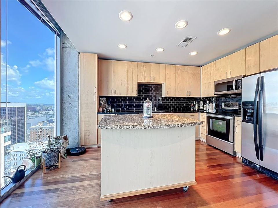 For Sale: $227,000 (1 beds, 1 baths, 837 Square Feet)