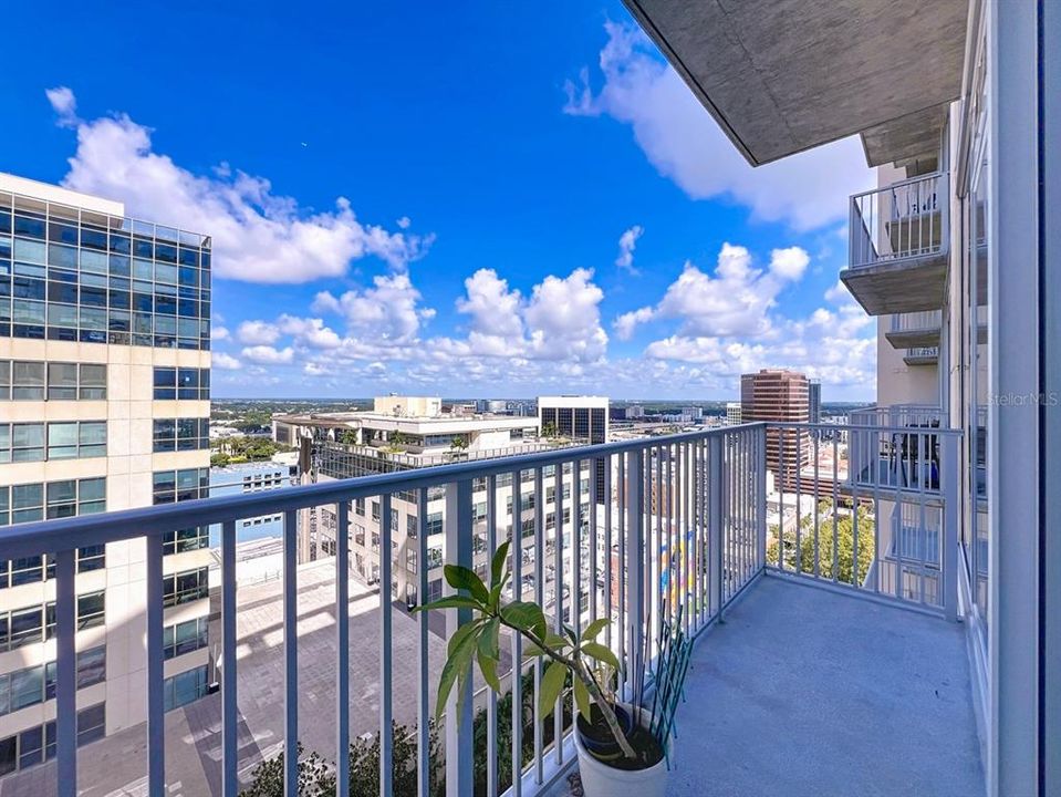 For Sale: $227,000 (1 beds, 1 baths, 837 Square Feet)