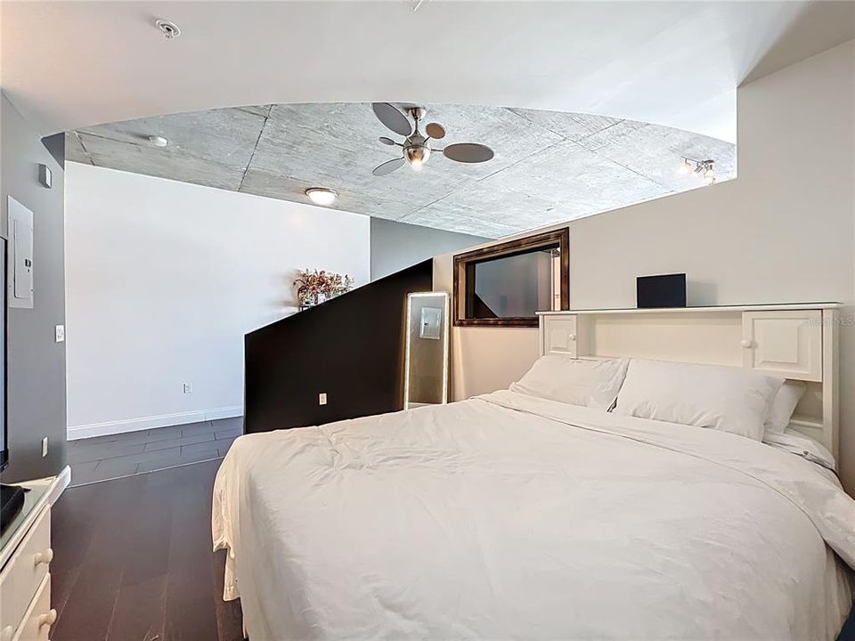 For Sale: $227,000 (1 beds, 1 baths, 837 Square Feet)