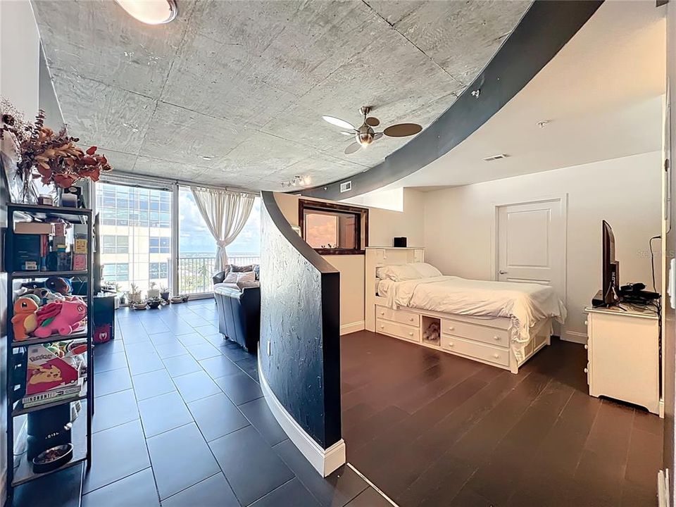 For Sale: $227,000 (1 beds, 1 baths, 837 Square Feet)