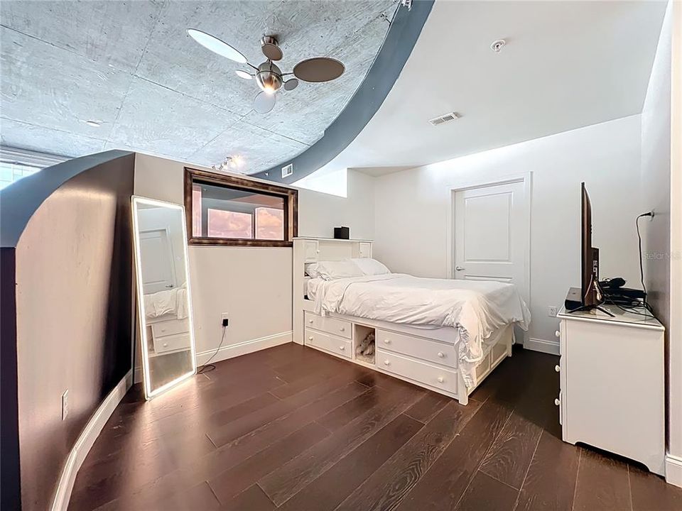 For Sale: $227,000 (1 beds, 1 baths, 837 Square Feet)