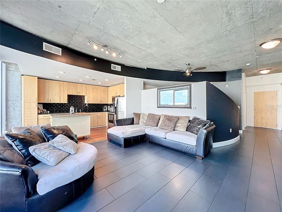 For Sale: $227,000 (1 beds, 1 baths, 837 Square Feet)