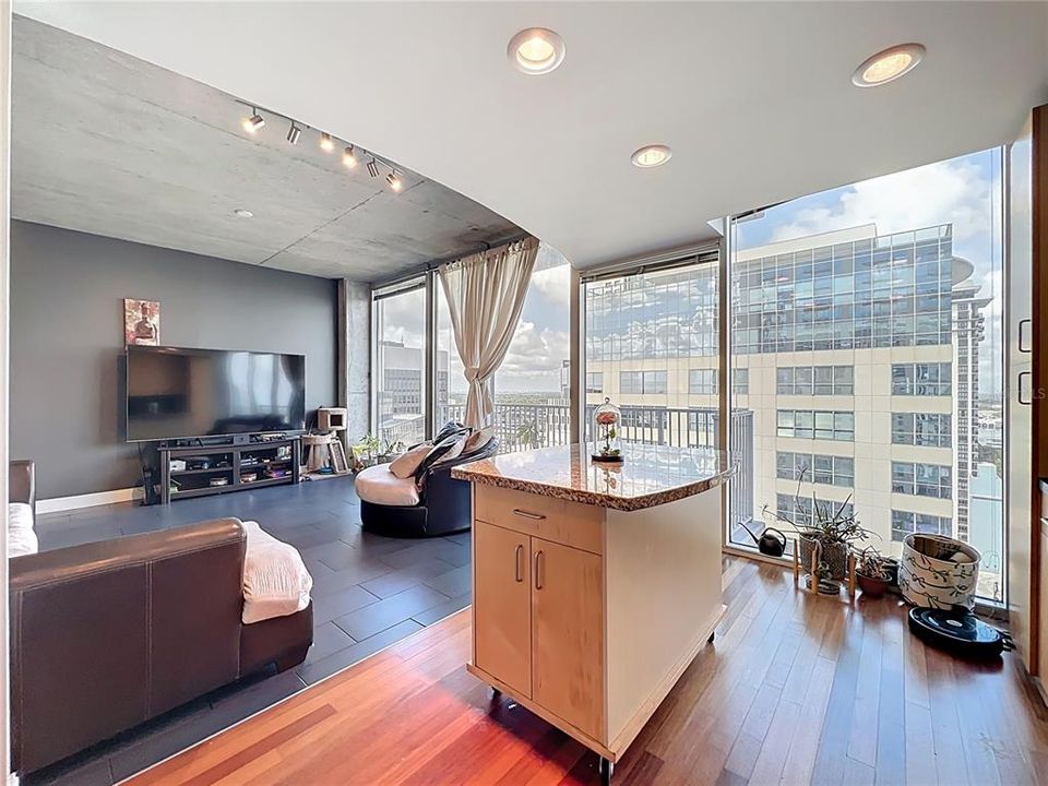 For Sale: $227,000 (1 beds, 1 baths, 837 Square Feet)