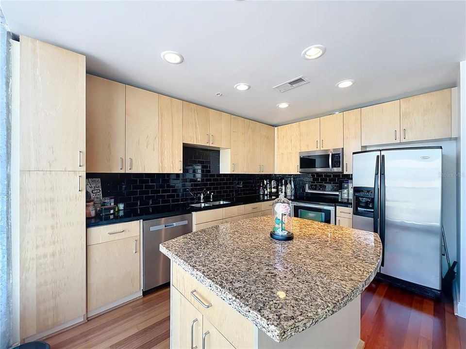 For Sale: $227,000 (1 beds, 1 baths, 837 Square Feet)