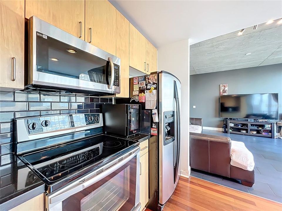 For Sale: $227,000 (1 beds, 1 baths, 837 Square Feet)