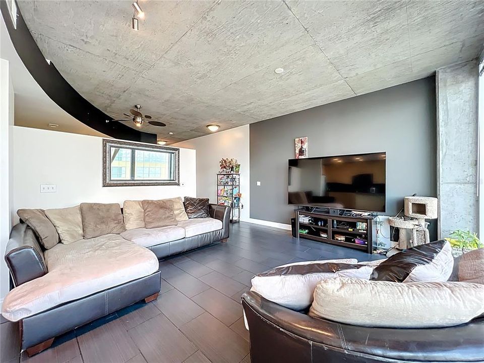 For Sale: $227,000 (1 beds, 1 baths, 837 Square Feet)