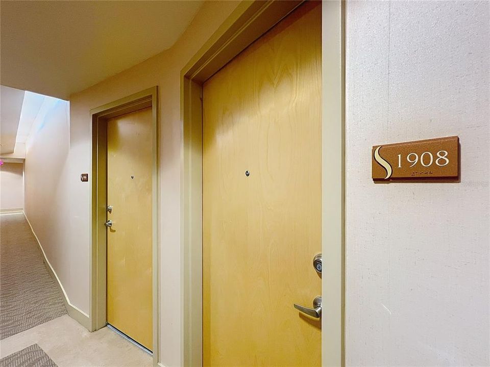 For Sale: $227,000 (1 beds, 1 baths, 837 Square Feet)