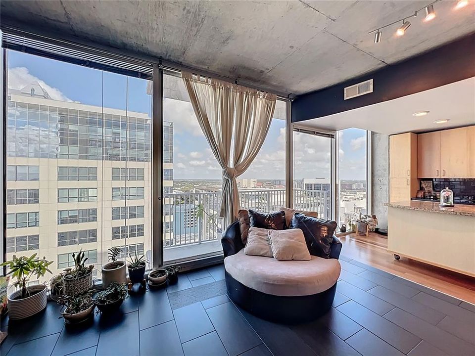 For Sale: $227,000 (1 beds, 1 baths, 837 Square Feet)