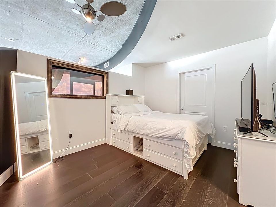 For Sale: $227,000 (1 beds, 1 baths, 837 Square Feet)