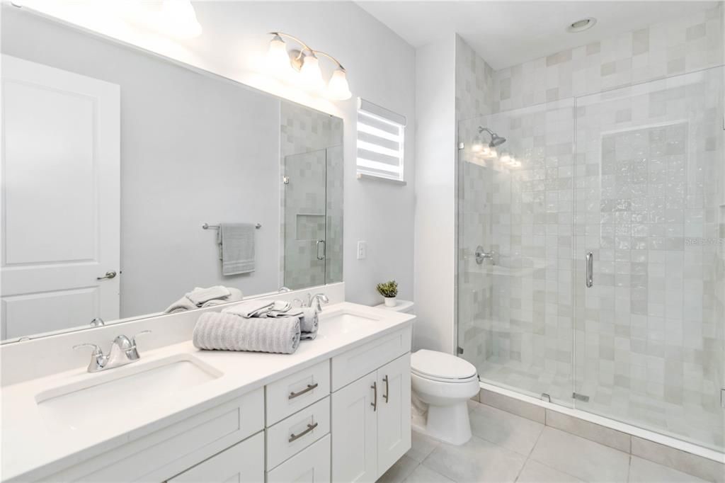 En Venta: $1,425,000 (5 camas, 4 baños, 4178 Pies cuadrados)