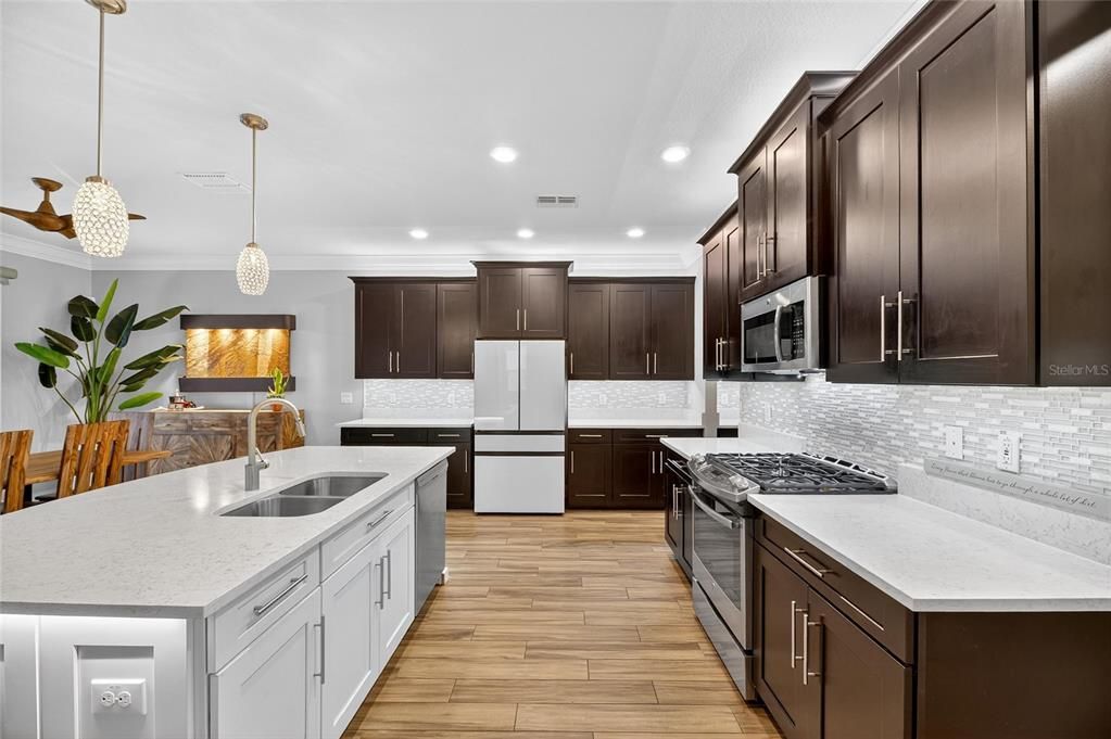 合同活跃: $1,050,000 (4 贝兹, 3 浴室, 2868 平方英尺)