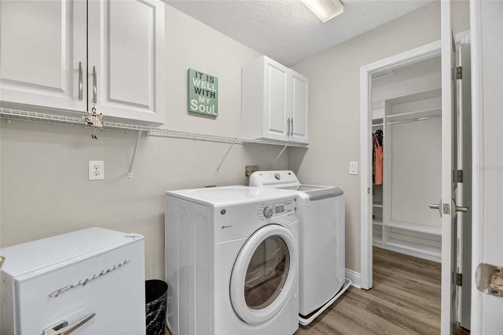 合同活跃: $1,050,000 (4 贝兹, 3 浴室, 2868 平方英尺)