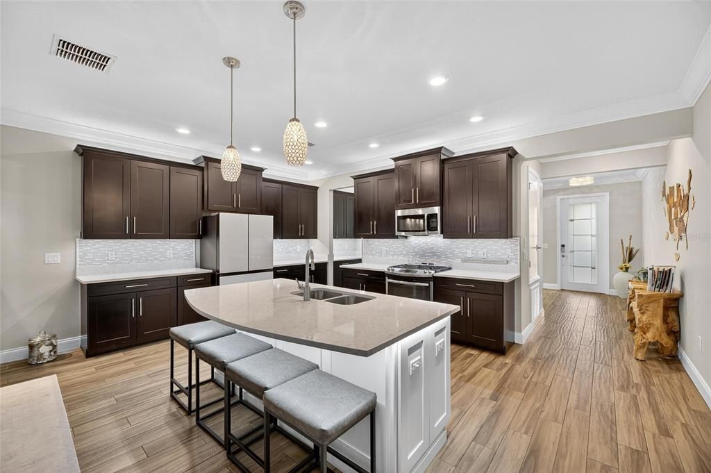 合同活跃: $1,050,000 (4 贝兹, 3 浴室, 2868 平方英尺)