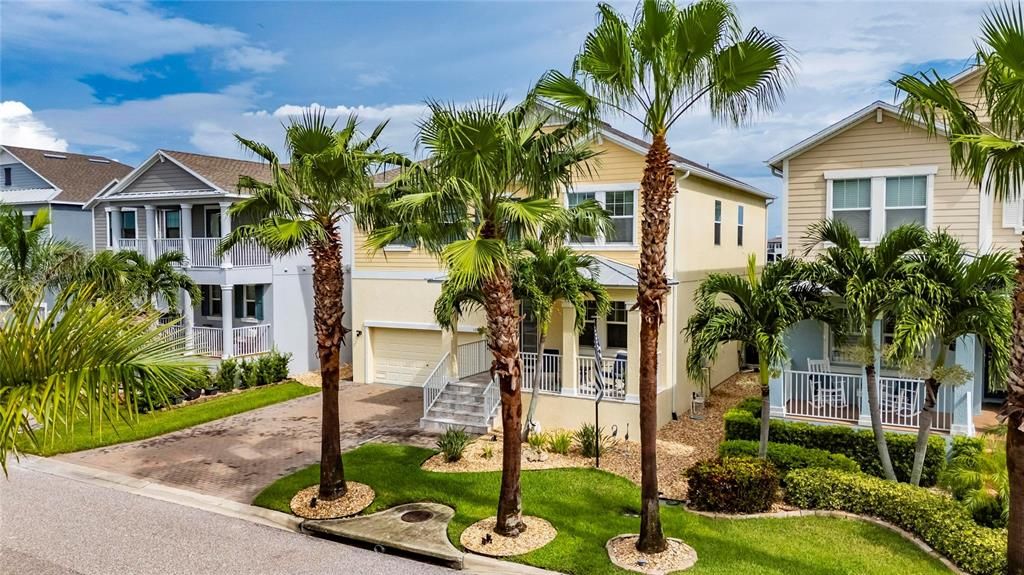 合同活跃: $1,050,000 (4 贝兹, 3 浴室, 2868 平方英尺)