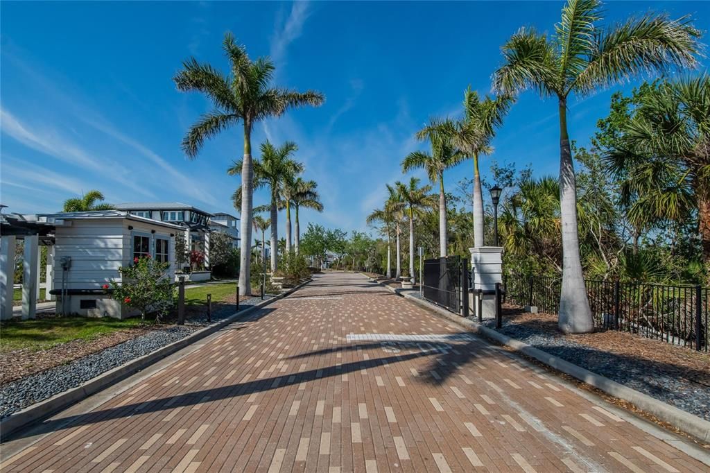 合同活跃: $1,050,000 (4 贝兹, 3 浴室, 2868 平方英尺)