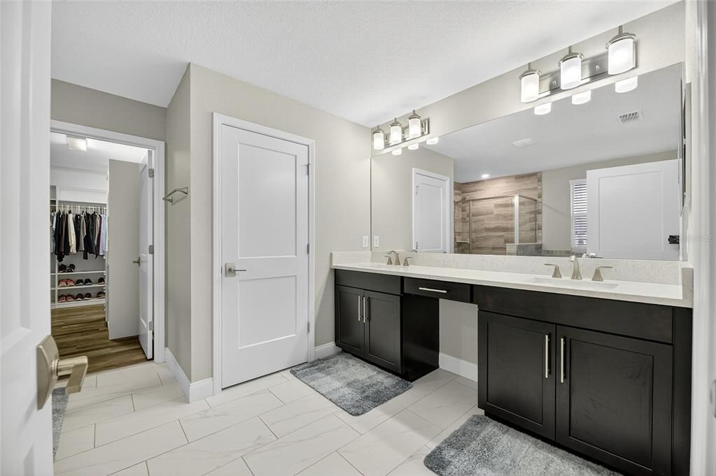 合同活跃: $1,050,000 (4 贝兹, 3 浴室, 2868 平方英尺)