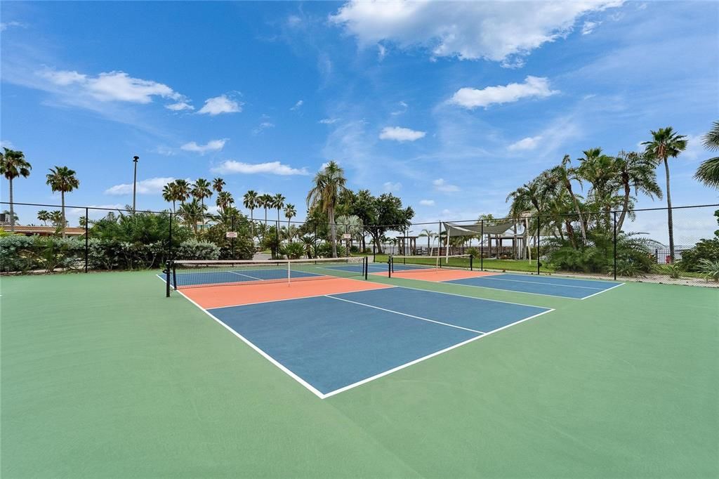 合同活跃: $1,050,000 (4 贝兹, 3 浴室, 2868 平方英尺)