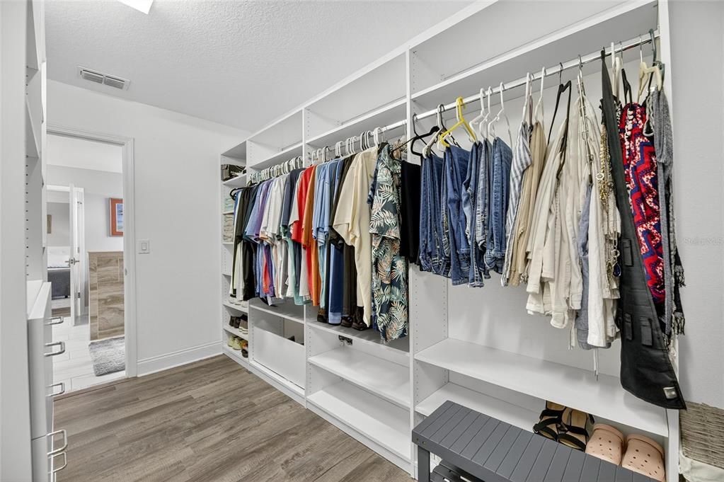 合同活跃: $1,050,000 (4 贝兹, 3 浴室, 2868 平方英尺)