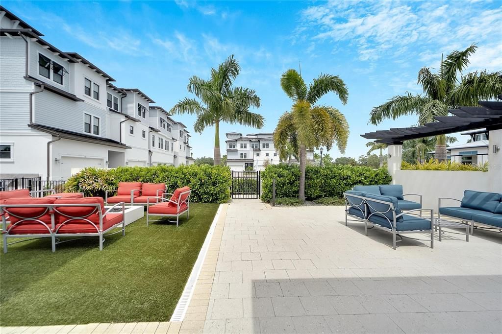 合同活跃: $1,050,000 (4 贝兹, 3 浴室, 2868 平方英尺)