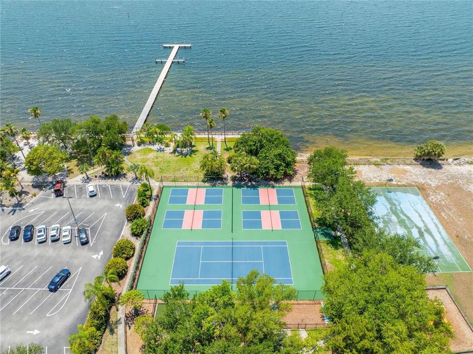 合同活跃: $1,050,000 (4 贝兹, 3 浴室, 2868 平方英尺)