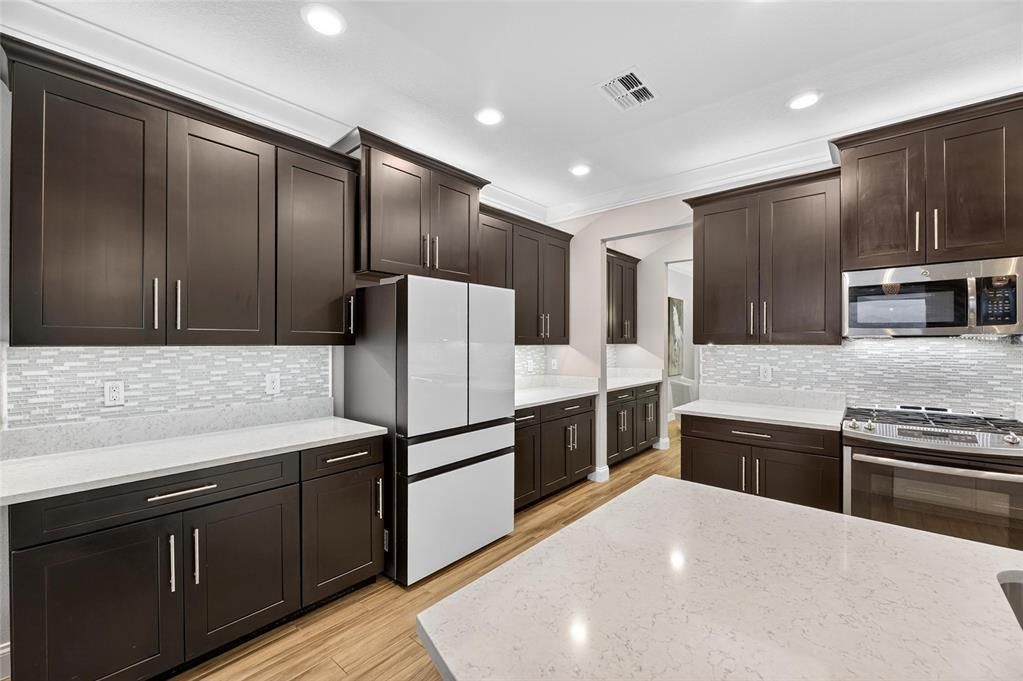 合同活跃: $1,050,000 (4 贝兹, 3 浴室, 2868 平方英尺)