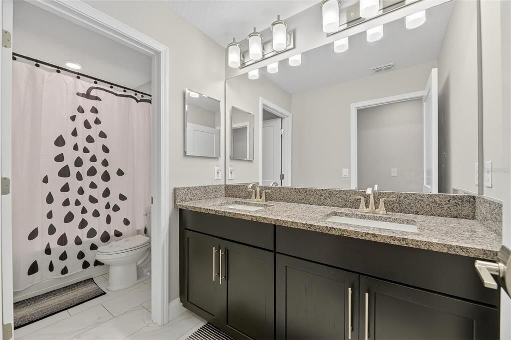 合同活跃: $1,050,000 (4 贝兹, 3 浴室, 2868 平方英尺)