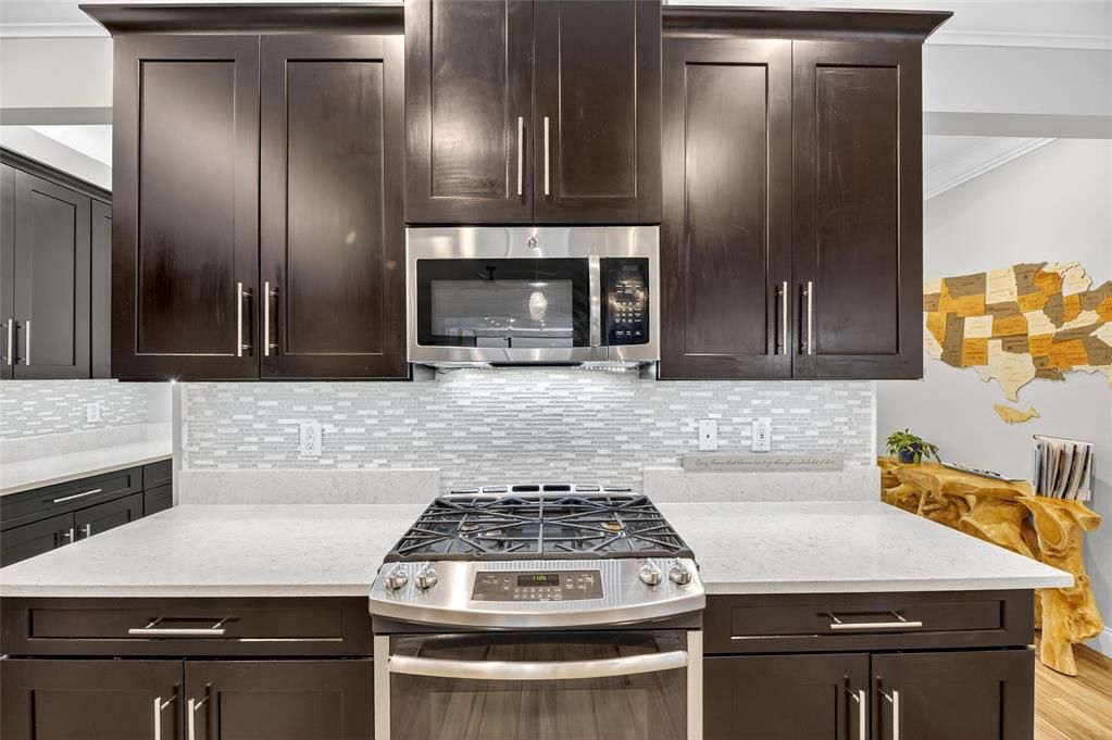 合同活跃: $1,050,000 (4 贝兹, 3 浴室, 2868 平方英尺)