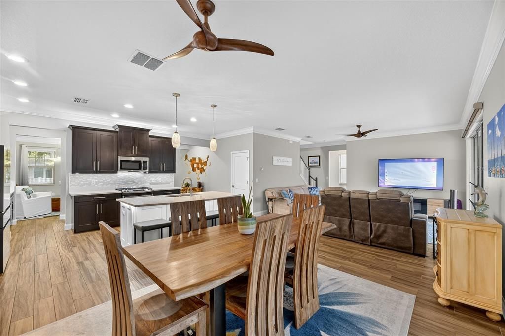 合同活跃: $1,050,000 (4 贝兹, 3 浴室, 2868 平方英尺)