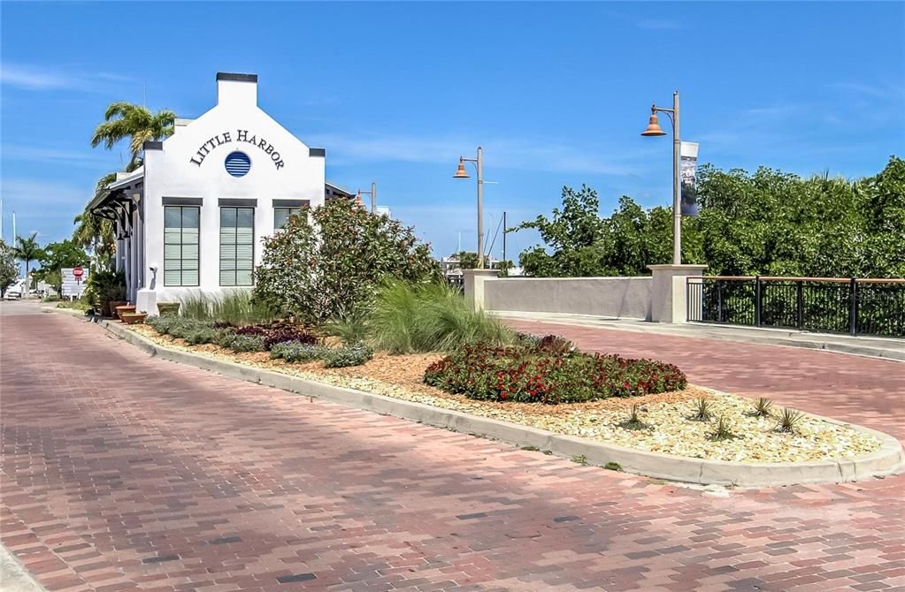 合同活跃: $1,050,000 (4 贝兹, 3 浴室, 2868 平方英尺)