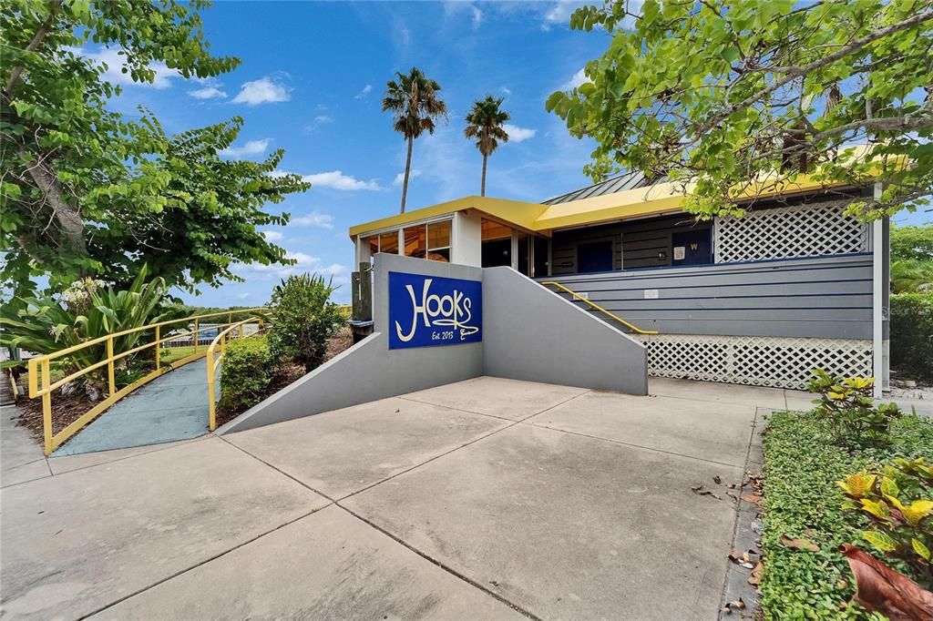 合同活跃: $1,050,000 (4 贝兹, 3 浴室, 2868 平方英尺)