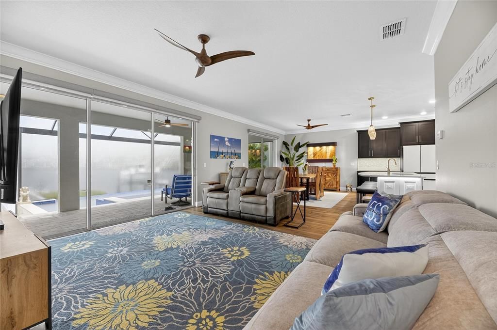 合同活跃: $1,050,000 (4 贝兹, 3 浴室, 2868 平方英尺)