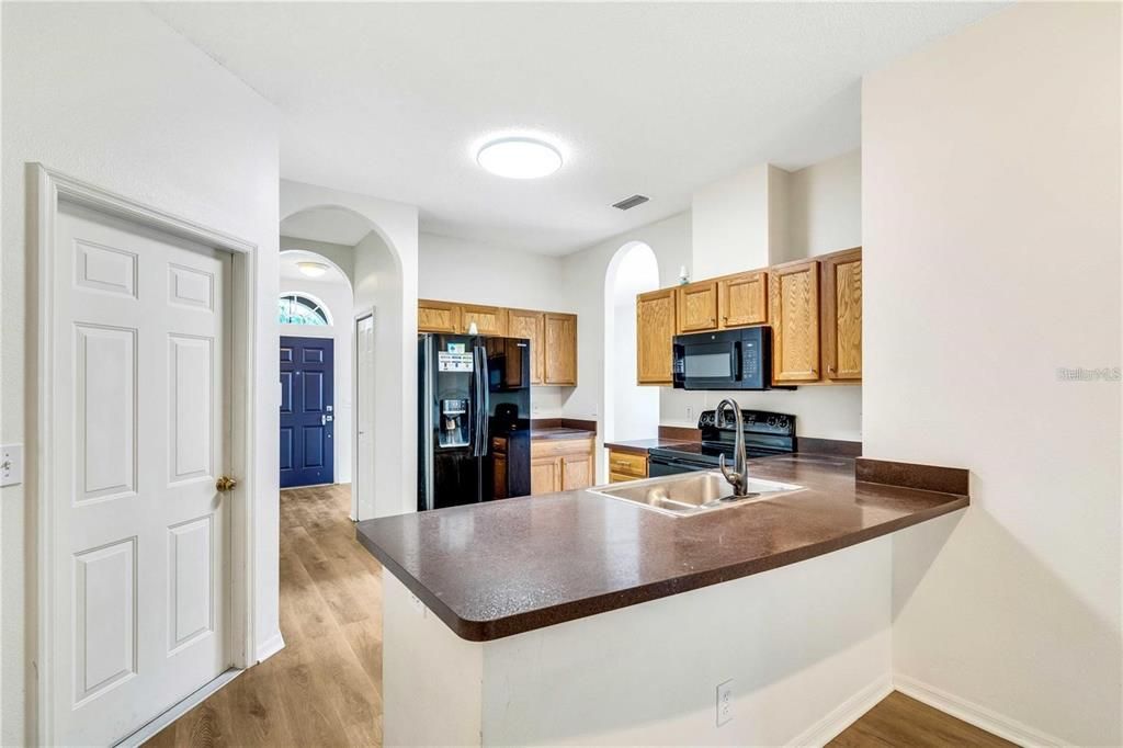 Под контрактом: $2,100 (3 спален, 2 ванн, 1530 Квадратных фут)