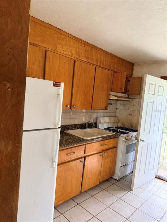 Active With Contract: $125,000 (3 beds, 1 baths, 960 Square Feet)