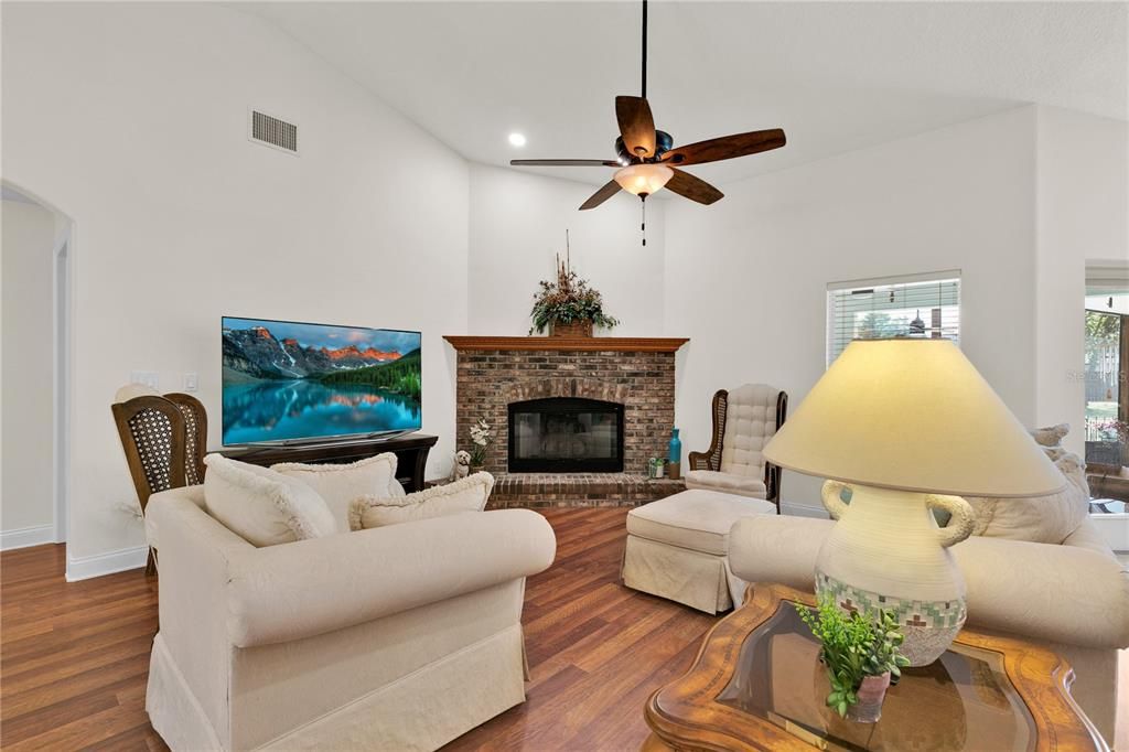 Под контрактом: $519,900 (3 спален, 2 ванн, 1960 Квадратных фут)