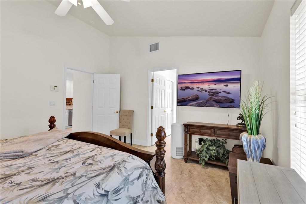 Под контрактом: $519,900 (3 спален, 2 ванн, 1960 Квадратных фут)