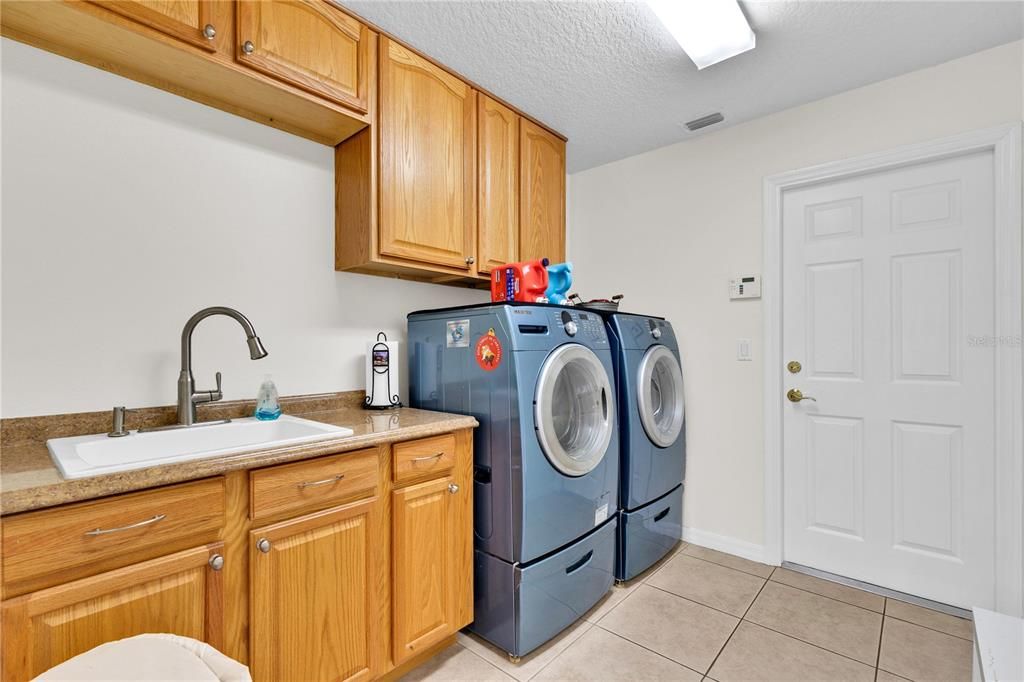 Под контрактом: $519,900 (3 спален, 2 ванн, 1960 Квадратных фут)