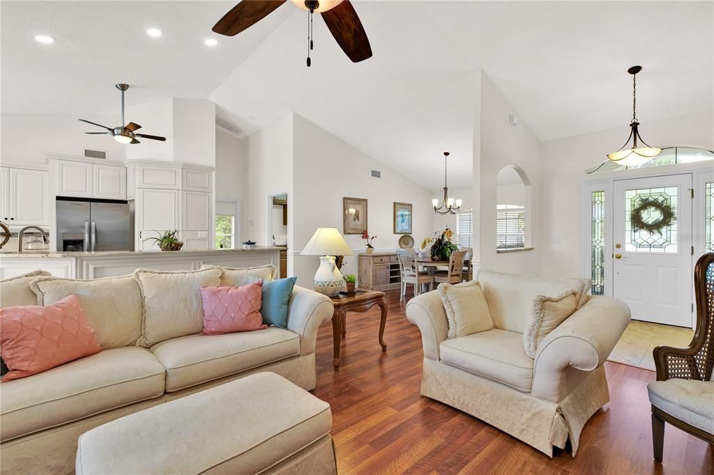 Под контрактом: $519,900 (3 спален, 2 ванн, 1960 Квадратных фут)