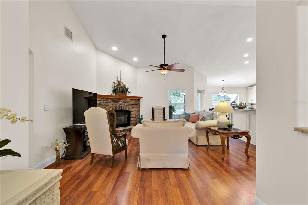 Под контрактом: $519,900 (3 спален, 2 ванн, 1960 Квадратных фут)