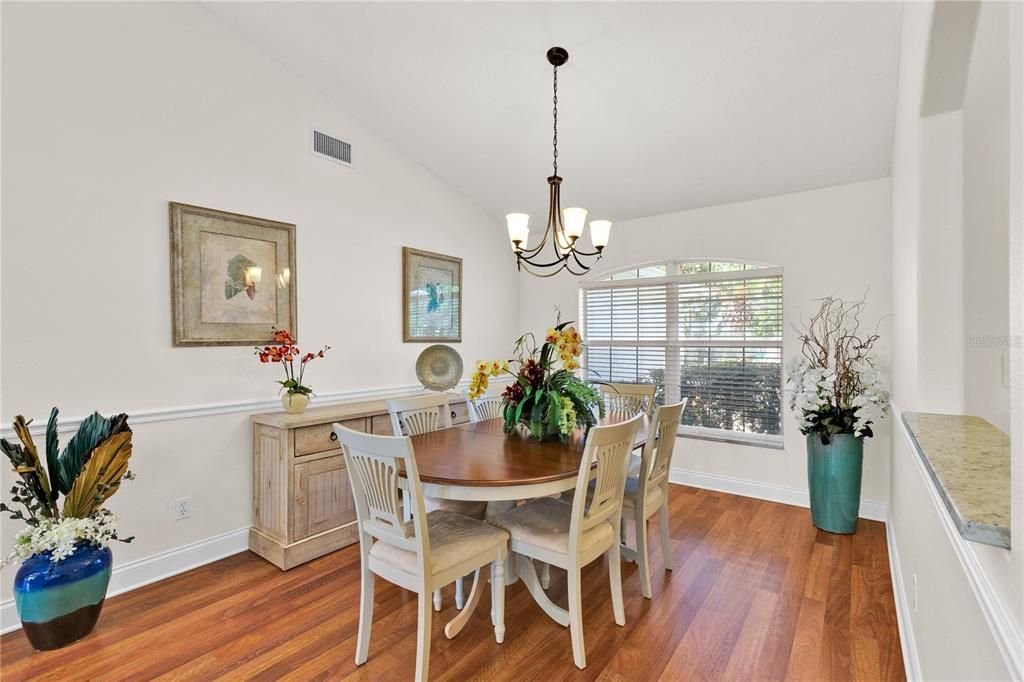 Под контрактом: $519,900 (3 спален, 2 ванн, 1960 Квадратных фут)