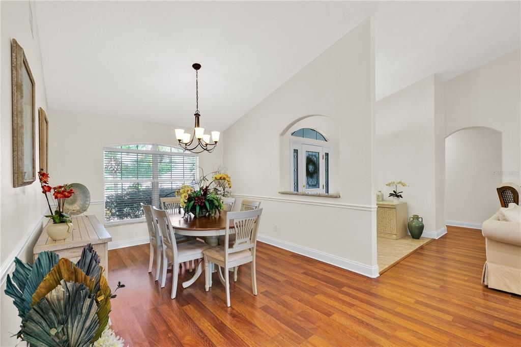 Под контрактом: $519,900 (3 спален, 2 ванн, 1960 Квадратных фут)