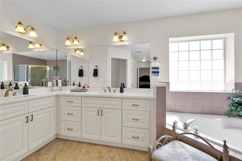 Под контрактом: $519,900 (3 спален, 2 ванн, 1960 Квадратных фут)