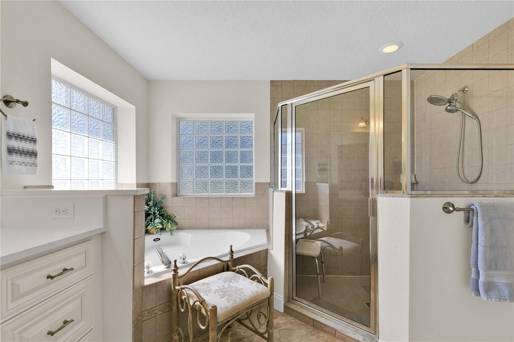 Под контрактом: $519,900 (3 спален, 2 ванн, 1960 Квадратных фут)