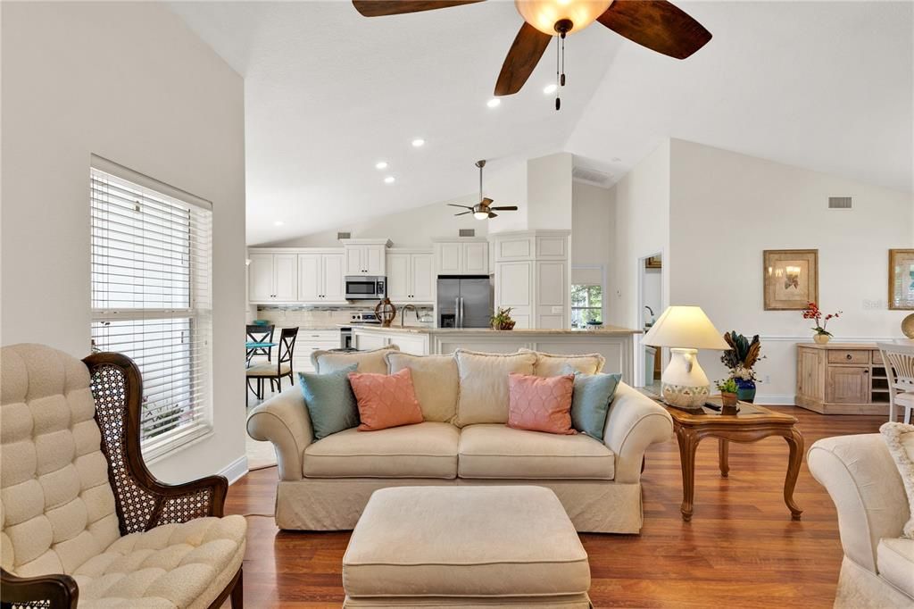 Под контрактом: $519,900 (3 спален, 2 ванн, 1960 Квадратных фут)