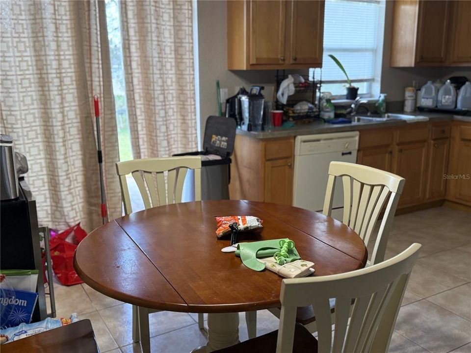 合同活跃: $209,900 (3 贝兹, 2 浴室, 1412 平方英尺)